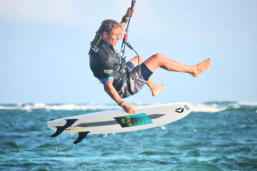 Kiteboarding in de zee