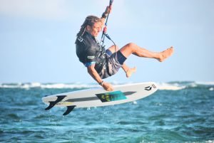 Marcus Kiteboarding op golven