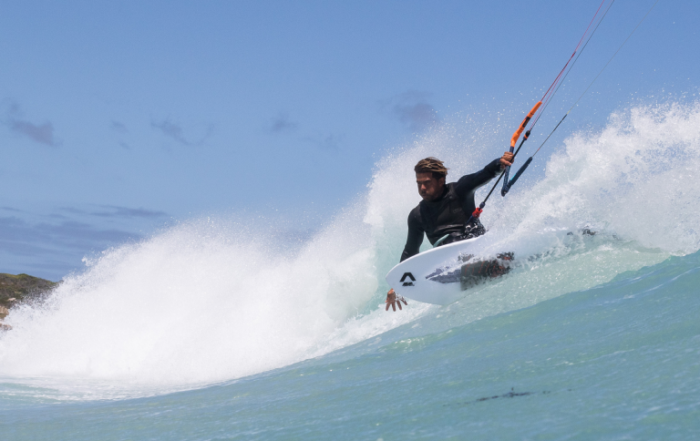 Kiteboarding auf eine Welle