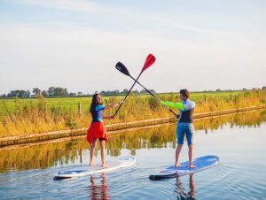 Zwei Personen auf einem SUP